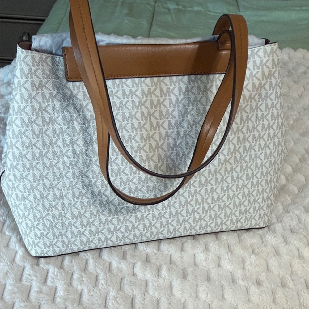 Michael Kors White and Tan MK Logo Tote with Front Pocket - Picture 4 of 4